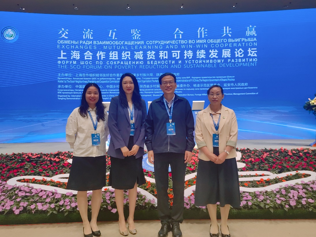 一群人站在屏幕前中度可信度描述已自动生成 一群人站在屏幕前中度可信度描述已自动生成